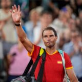 Rafael Nadal winkt.