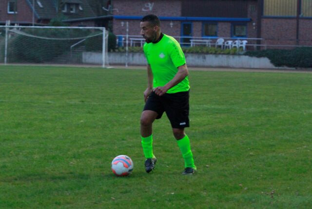 Abdelaziz Habchi trägt ein grünes Trikot und führt den Ball.