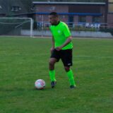 Abdelaziz Habchi trägt ein grünes Trikot und führt den Ball.