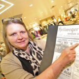 Claudia Klammer zeigt im Kaufhaus Schnückel eine alte Ausgabe des Hellweger Anzeigers.