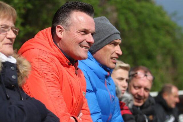 Emil Schwick steht an der Seitenlinie des FC Nordkirchen.