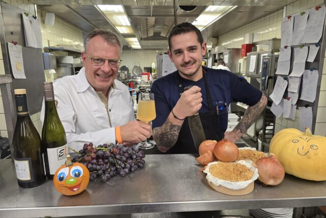 Der Herbst deckt den Tisch mit reichlich Farben und Früchten. Und es ist die Zeit der Weinernte. Der ganz frische ist der Federweiße, mit dem Günther Overkamp mit Küchenchef Sascha Möller hier anstößt. Den Zwiebelkuchen haben die beiden wohl schon aufgegessen. Aber immerhin liefern sie das Rezept.