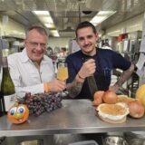 Der Herbst deckt den Tisch mit reichlich Farben und Früchten. Und es ist die Zeit der Weinernte. Der ganz frische ist der Federweiße, mit dem Günther Overkamp mit Küchenchef Sascha Möller hier anstößt. Den Zwiebelkuchen haben die beiden wohl schon aufgegessen. Aber immerhin liefern sie das Rezept.