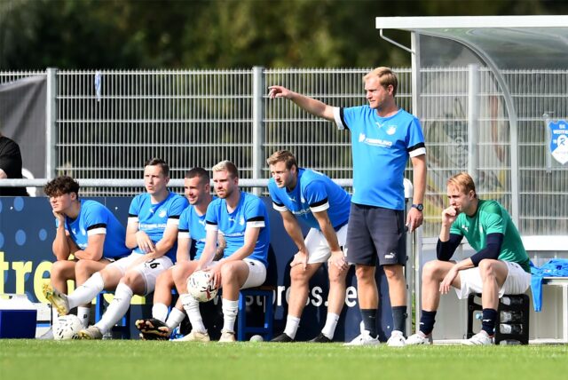 Michael Kaminski steht an einem Sommertag an der Trainerbank.