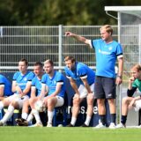 Michael Kaminski steht an einem Sommertag an der Trainerbank.