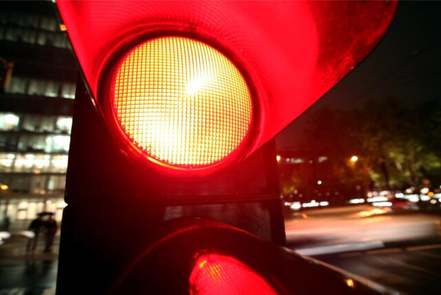 Eine Ampel zeigt das rote Signal an.