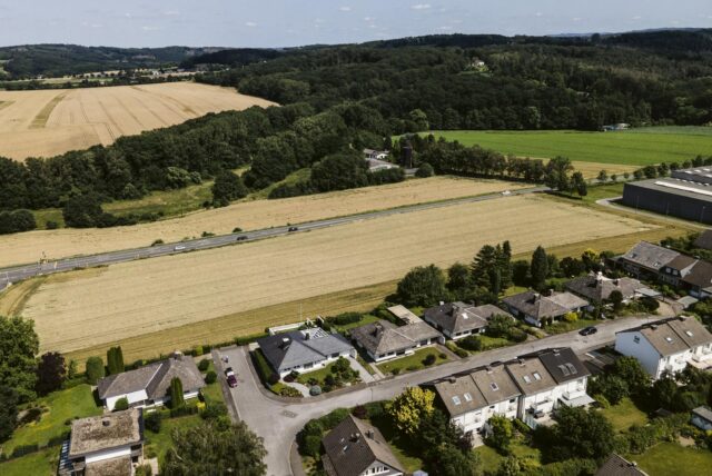 Zu sehen sind ein Teil der JVA in Schwerte-Ergste, ein Teil des Musikantenviertels, das Feld, auf dem das Neubaugebiet „Am Musikantenviertel“ entstehen soll, sowie Felder, Wälder und Wiesen im Umfeld.