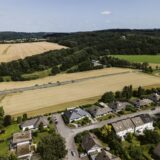 Zu sehen sind ein Teil der JVA in Schwerte-Ergste, ein Teil des Musikantenviertels, das Feld, auf dem das Neubaugebiet „Am Musikantenviertel“ entstehen soll, sowie Felder, Wälder und Wiesen im Umfeld.