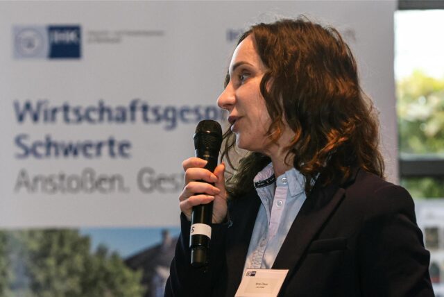 Inna Claus, Kriminaloberkommissarin beim Landeskriminalamt (LKA), hält einen Vortrag in der Rohrmeisterei in Schwerte. Hinter ihr ist eine Leinwand zu sehen.