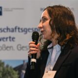 Inna Claus, Kriminaloberkommissarin beim Landeskriminalamt (LKA), hält einen Vortrag in der Rohrmeisterei in Schwerte. Hinter ihr ist eine Leinwand zu sehen.