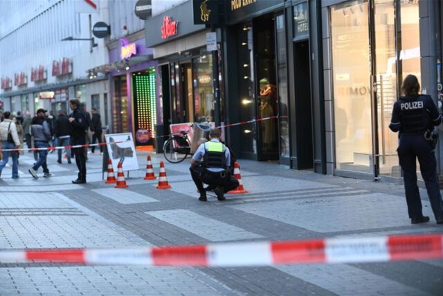 Die Polizei am Tatort in der Kölner Innenstadt. Zwei Gruppen geraten in der Kölner Innenstadt aneinander – dabei erleidet ein Mann eine lebensgefährliche Stichverletzung.