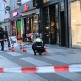 Die Polizei am Tatort in der Kölner Innenstadt. Zwei Gruppen geraten in der Kölner Innenstadt aneinander – dabei erleidet ein Mann eine lebensgefährliche Stichverletzung.