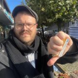 Reporter Mathias Gaumann hält seine EC-Karte in der Hand und renkt den Daumen dabei nach unten um zu symbolisieren, dass sein Versuch mit Karte zu zahlen erfolglos war.