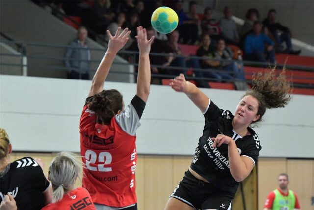 Thia-Carolin Schmidt wirft.