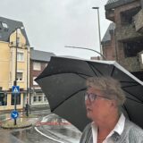 Kornelia Nordhoff steht unter einem Regenschirm.