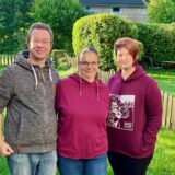 Benjamin und Rebecca Schluck (von links), sowie Jennifer Neumann im Garten.