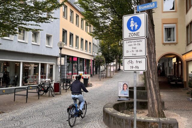 In der Unnaer Innenstadt fährt ein Radfahrer in die Fußgängerzone