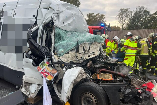 Der Fahrer eines Transporters ist nach einem schweren Unfall in seinem Führerhaus eingeklemmt worden.