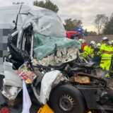 Der Fahrer eines Transporters ist nach einem schweren Unfall in seinem Führerhaus eingeklemmt worden.