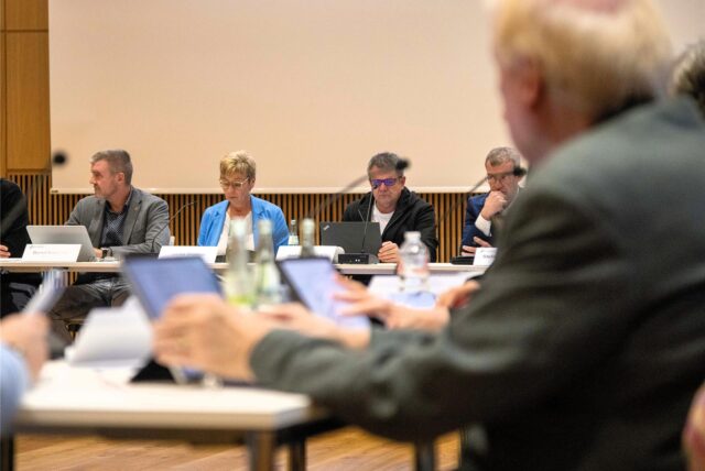 Die Holzwickeder Verwaltungsspitze um Bernd Kasischke (Erster Beigeordneter), Bürgermeisterin Ulrike Drossel und Kämmerer Andreas Heinrich (v.l.) während einer Ratssitzung.