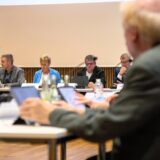 Die Holzwickeder Verwaltungsspitze um Bernd Kasischke (Erster Beigeordneter), Bürgermeisterin Ulrike Drossel und Kämmerer Andreas Heinrich (v.l.) während einer Ratssitzung.