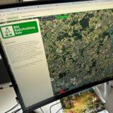 Ein Mann betrachtet eine mögliche Trasse für den Radschnellweg Ruhr durch den Kreis Unna am Bildschirm.