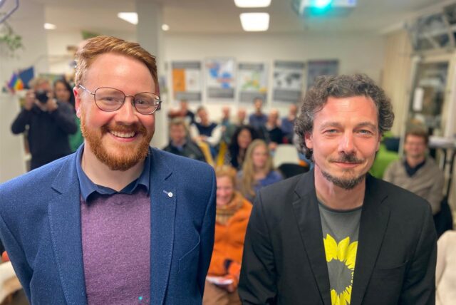 Glückwunsch: Maximilian Ziel (l.) ist der Bürgermeister-Kandidat der Grünen. Auch Wahlleiter und Grünen-Geschäftsführer Michael Rotthowe gratulierte.