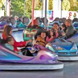 Totale auf die Herbstkirmes 2024 in Bergkamen. Rechts sieht man eine Familie, die gerade die Treppen heruntersteigt.