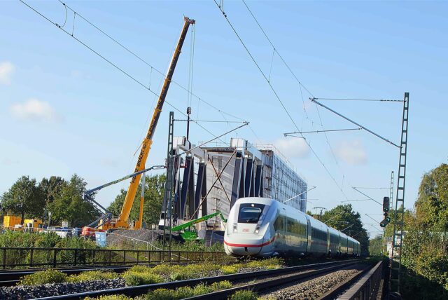 Die künftige Eisenbahnbrücke über die Autobahn 1 bei Unna ist neben der Schienenstrecke gebaut worden und muss nun an der Stelle der alten eingeschoben werde. Dies ist weiterhin für den Zeitraum vom 6. bis zum 9. Dezemer vorgesehen.