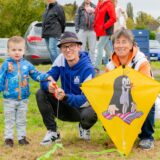 Das erste Mal einen Drachen steigen lassen. Das können Kinder überall. Beim Lüner Drachenfest 2024 auf dem Gelände des Segelfugplatzes an der Moltkestraße sind die Rahmenbedingungen aber ideal. Am Samstagabend gibt es sogar beleuchtete Drachen. und am Sonntag zwischen 11 und 17 Uhr auch wieder alle anderen.