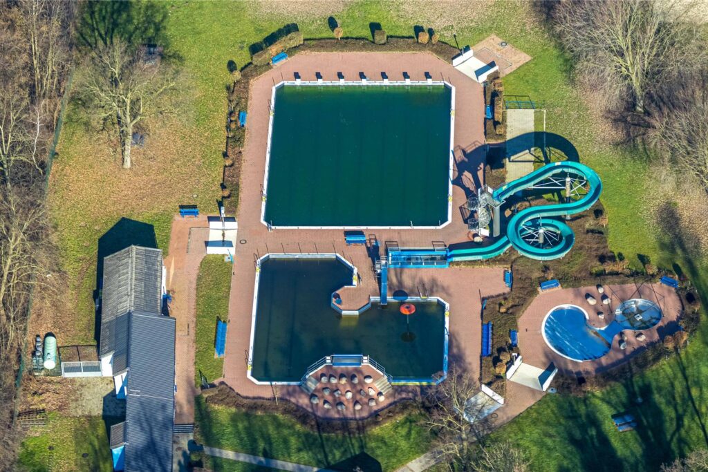 Sos sieht das Bürgerfreibad von oben aus: gepflegt Und gut in Schuss. Die Badtechnik müsse aber nach gut 30 Jahren überholt werden, heißt es. Sos sieht das Bürgerfreibad von oben aus: gepflegt Und gut in Schuss. Die Badtechnik müsse aber nach gut 30 Jahren überholt werden, heißt es.