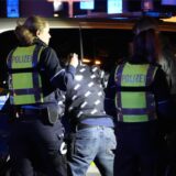 Zwei Polizistinnen nehmen in Dortmund einen Mann fest.