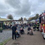 Feuerwehren stehen vor dem Haupteingang am Monkey Island in Bergkamen-Weddinghofen. Außerdem zahlreiche Familien mit Kindern.