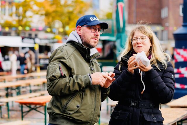 Zwei Besucher des „Street Food & Music Festivals“ 2024 auf dem Friedensplatz in Dortmund