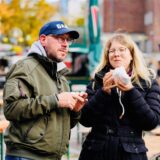 Zwei Besucher des „Street Food & Music Festivals“ 2024 auf dem Friedensplatz in Dortmund