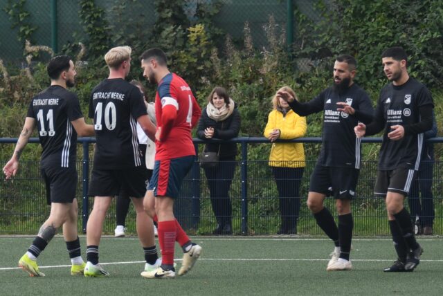 Spieler von Eintracht Werne jubeln nach einem Tor.