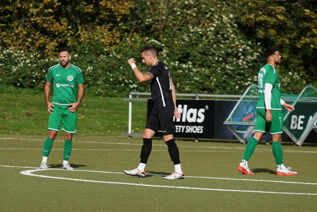 Stephen „Huti“ Margardt (SSV in Schwarz) bejubelt hier den 2:1-Führungstreffer von Mustafa Akdeniz.
