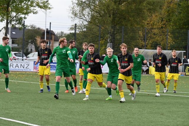 Spieler schauen zum Ball.