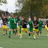 Spieler schauen zum Ball.
