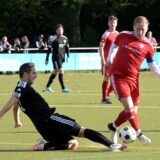 Leon Broda (r.) und der VfB Lünen verloren bei den SF Sölderholz.