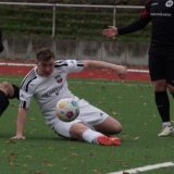 Dominik Kosner spielt den Ball im Liegen.
