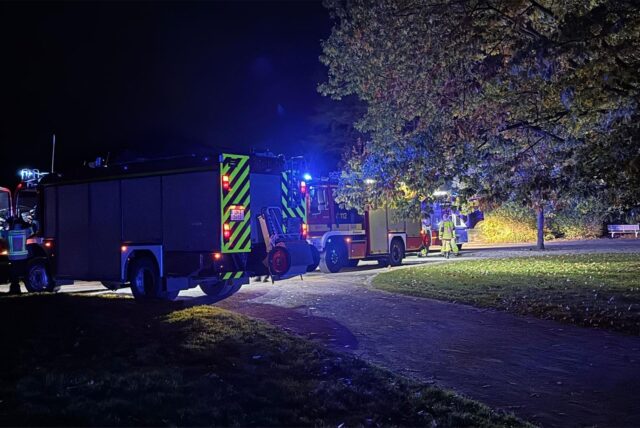 Einsatzfahrzeuge der Feuerwehr stehen am Cappenberger See in Lünen.