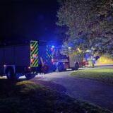 Einsatzfahrzeuge der Feuerwehr stehen am Cappenberger See in Lünen.