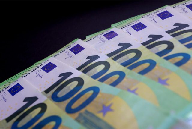 Symbolbild zeigt mehrere Hundert-Euro-Scheine.