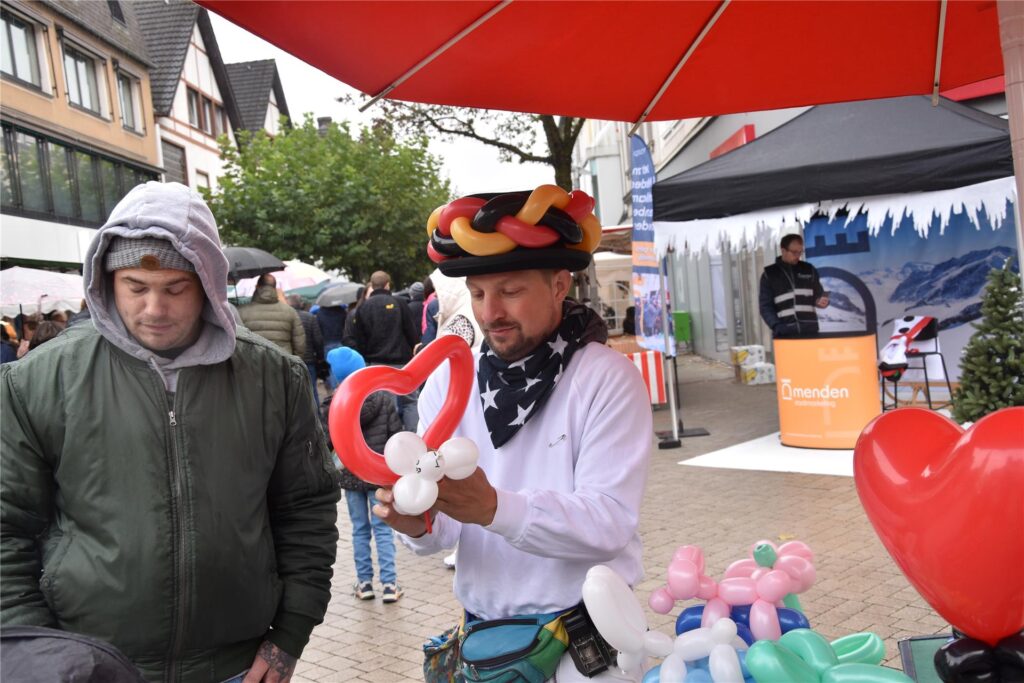 Händler und Gäste auf dem Mendener Herbst 2024.