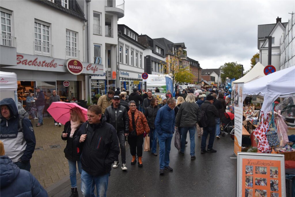 Händler und Gäste auf dem Mendener Herbst 2024.