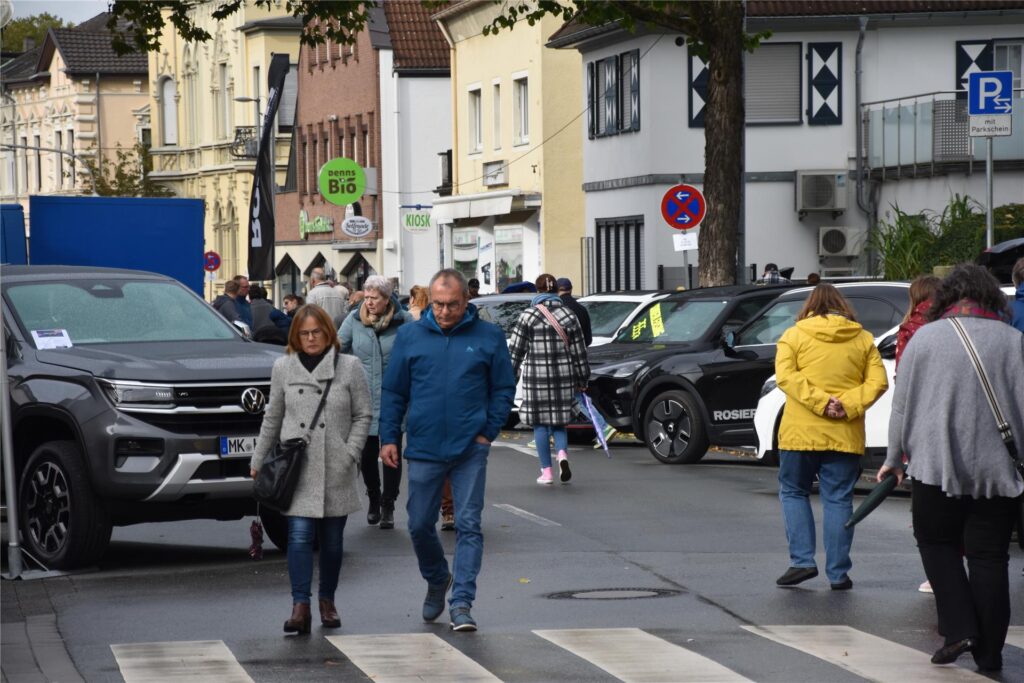 Händler und Gäste auf dem Mendener Herbst 2024.