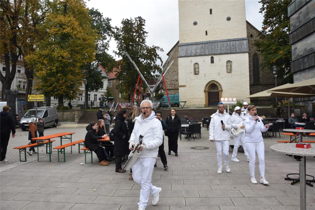 Händler und Gäste auf dem Mendener Herbst 2024.