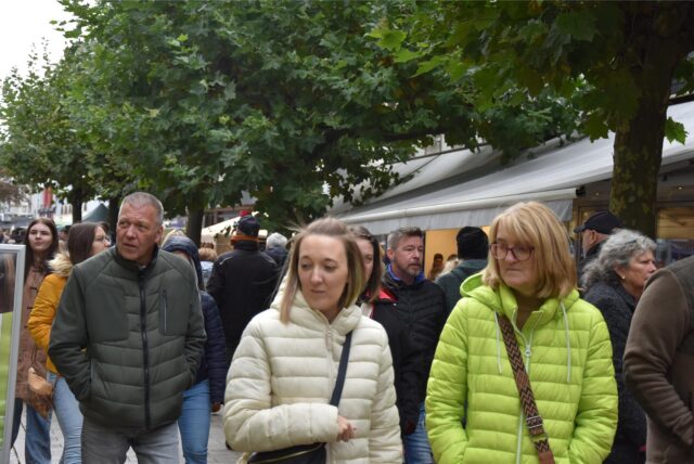 Besucher schlendern über den Mendener Herbst.