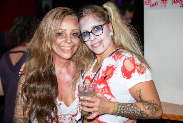 Zwei gruselig geschminkte Frauen feiern im Schalander in Unna bei einer Halloween-Party und lächeln in die Kamera